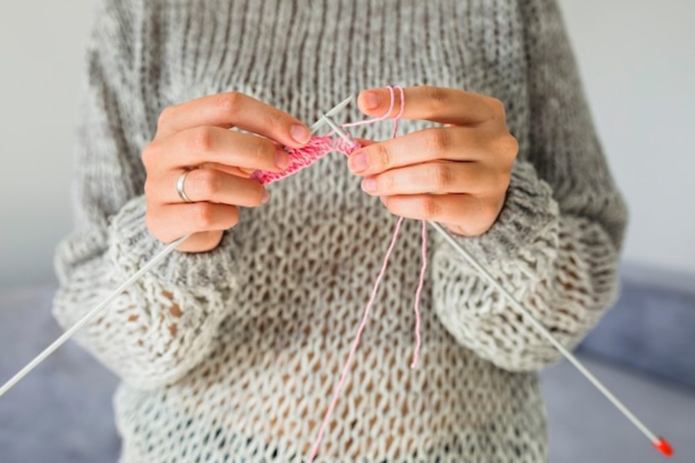 一个女人用钩针编织的手的特写